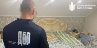 Гроші, розкладені на ліжку працівника ТЦК, як доказ хабарництва за втечу призовників