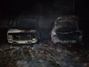 АТАКА НА БОРИСПІЛЬ: ПОРАНЕНА ЖІНКА, ПОШКОДЖЕНІ БУДИНКИ Й АВТО 1 Згорівші авто після атаки на Бориспіль