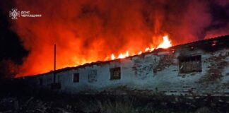 Будівля ферми у вогні після обстрілу на Черкащині