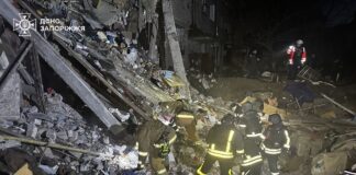 Наслідки удару по житлових кварталах: пожежі, руйнування та розбір завалів