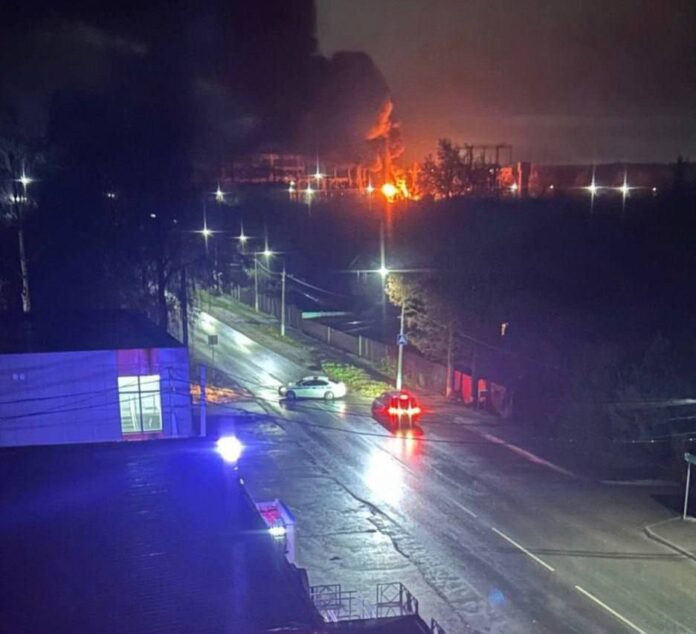 photo_2025-10-31_07-54-28 Пожежа після удару дронів по енергетичному об’єкту у Росії