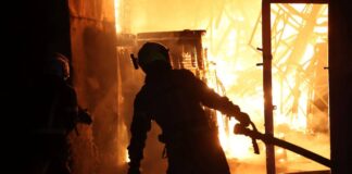 Рятувальники гасять пожежу після російського удару по Дніпру