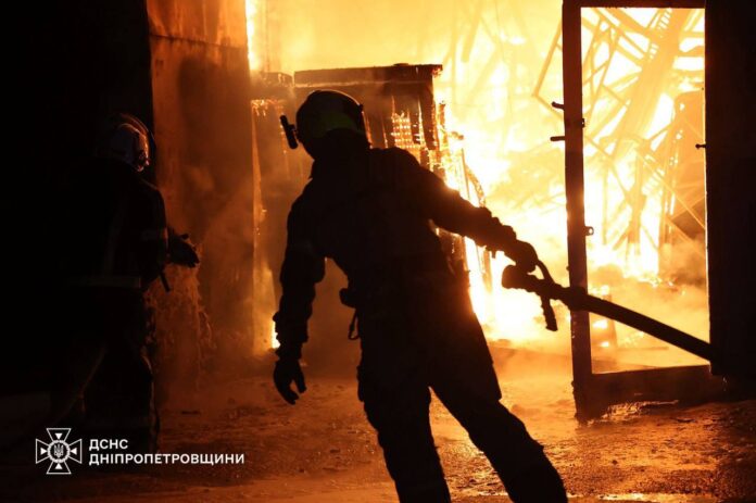 photo_2025-10-31_08-21-11 Рятувальники гасять пожежу після російського удару по Дніпру