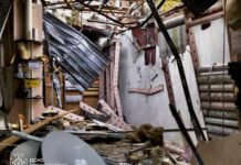 Росіяни обстріляли Херсон з артилерії Рятувальники працюють на місці артобстрілу у Херсоні.