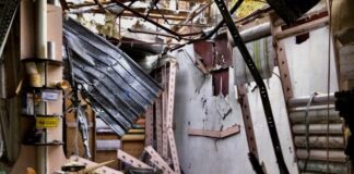 Рятувальники працюють на місці артобстрілу у Херсоні.