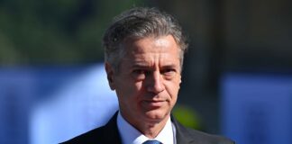 Роберт Голоб під час пресконференції про безпеку та партнерство.