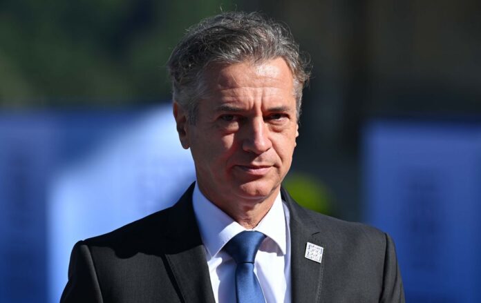 robert_golob_gettyimages_2161918972_421892a6a25416f6b0942a5fcb53fc24_1300x820 Роберт Голоб під час пресконференції про безпеку та партнерство.