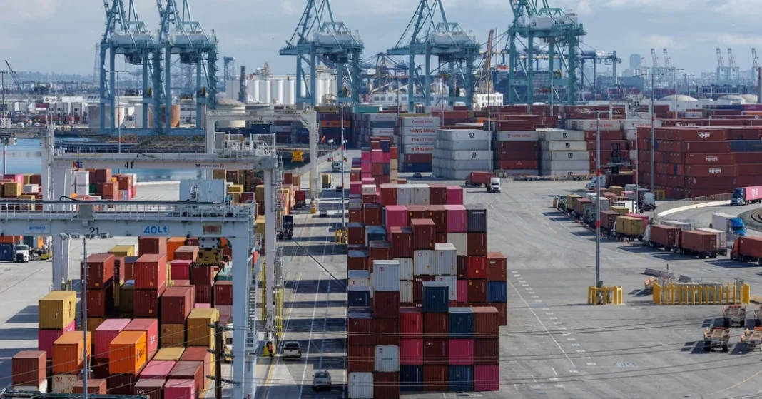 Контейнерний термінал у Китаї