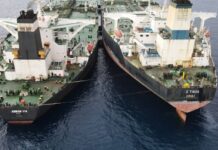 Схеми обходу санкцій: як росія продовжує продавати нафту Індійський танкер здійснює перевантаження нафти з російського судна у відкритому морі