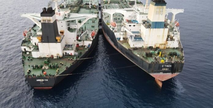 z4ssjo-4c0809431084678649f3f835a8d17e94 Індійський танкер здійснює перевантаження нафти з російського судна у відкритому морі