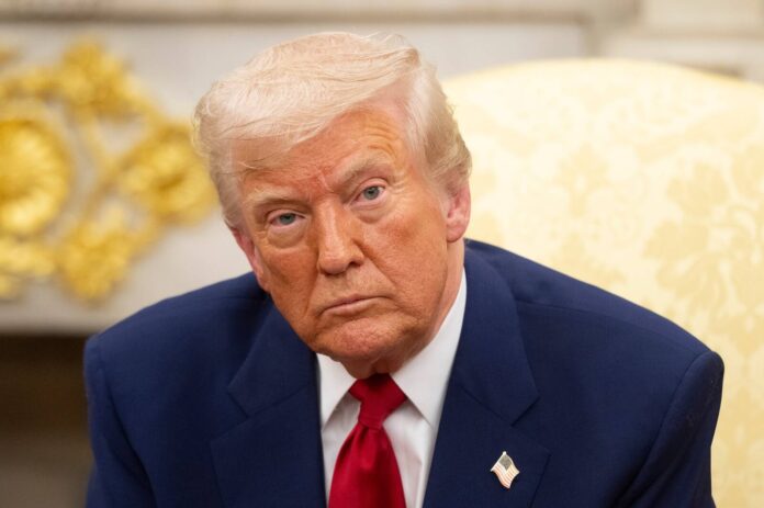 завантаження Президент США Дональд Трамп в Білому Домі