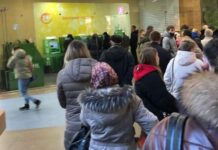 У росії набули чинності нові «рабські» закони Росіяни у черзі до банкомата після нових фінансових обмежень.