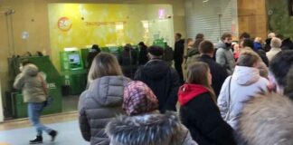 Росіяни у черзі до банкомата після нових фінансових обмежень.