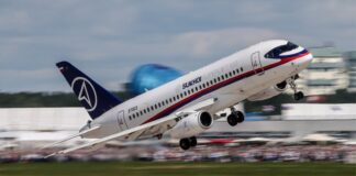 Російський пасажирський літак SSJ-100 на злітній смузі