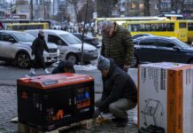 Українці використовують генератори та альтернативні джерела живлення під час відключень світла