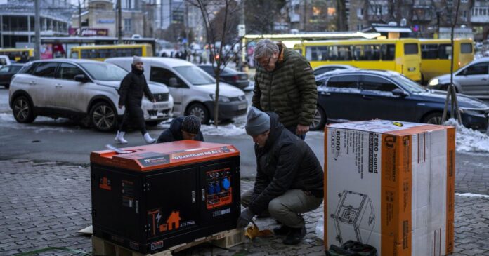 Українці використовують генератори та альтернативні джерела живлення під час відключень світла