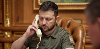 Президент Зеленський під час телефонної розмови