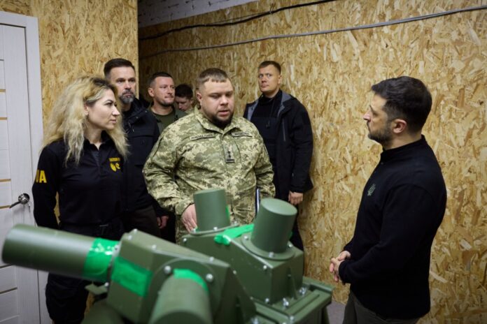 204e4b0258bb141ddff4a86313f7de1c_1762869813_extra_large Президент Володимир Зеленський під час наради в Херсоні