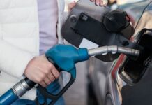 Заправна станція в Україні, водій заправляє авто