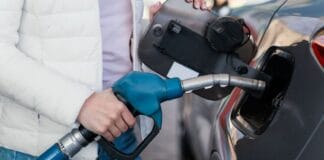 Заправна станція в Україні, водій заправляє авто