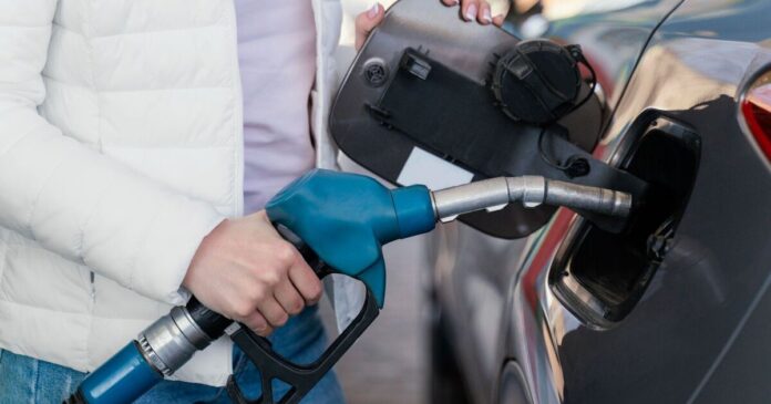 Заправна станція в Україні, водій заправляє авто