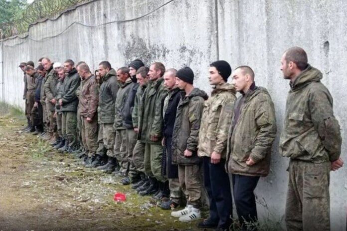 23_main-v1677847701 Українські військові конвоюють російських полонених.