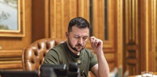 Зеленський з документами