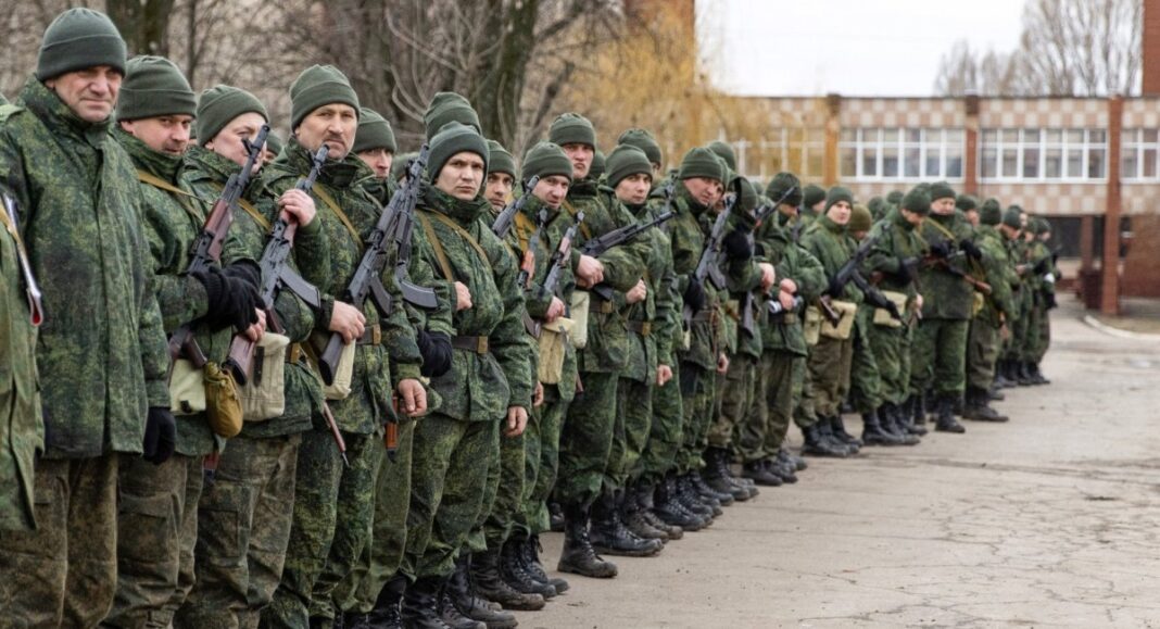 Російські військові на окупованій території України під час примусової мобілізації.