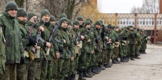 Російські військові на окупованій території України під час примусової мобілізації.