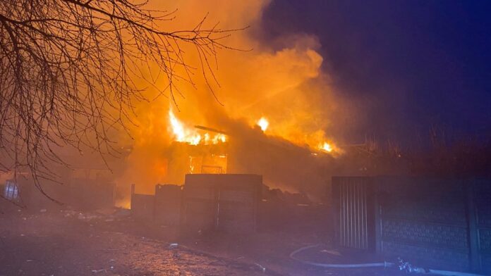 Пожежа в приватному секторі Чернігова після падіння російського дрона