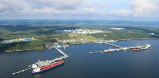 Танкер біля причалу Новоросійського порту під час завантаження нафти