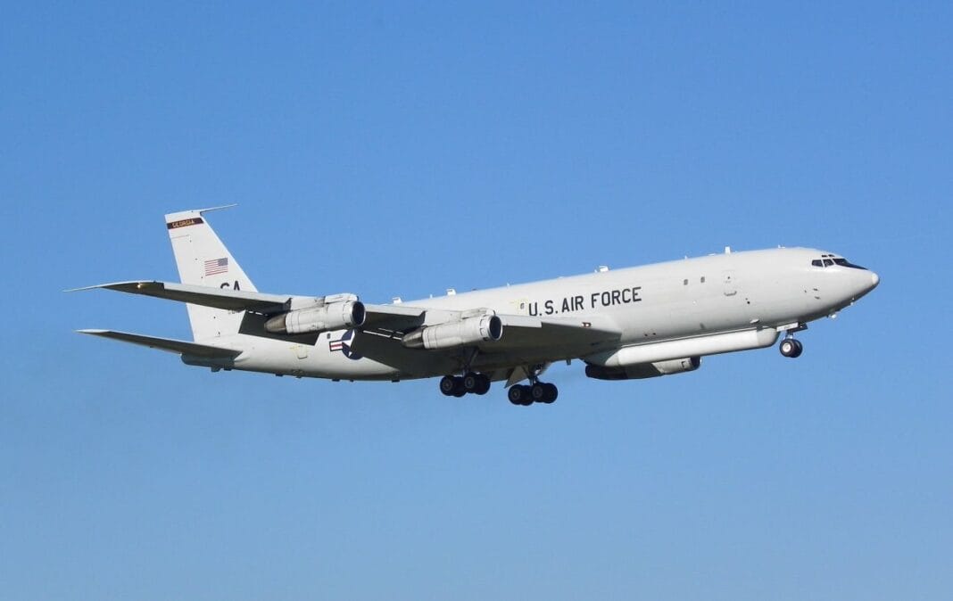 Літак у небі над Карибським регіоном