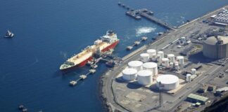 Газовий танкер LNG під час розвантаження в європейському порту