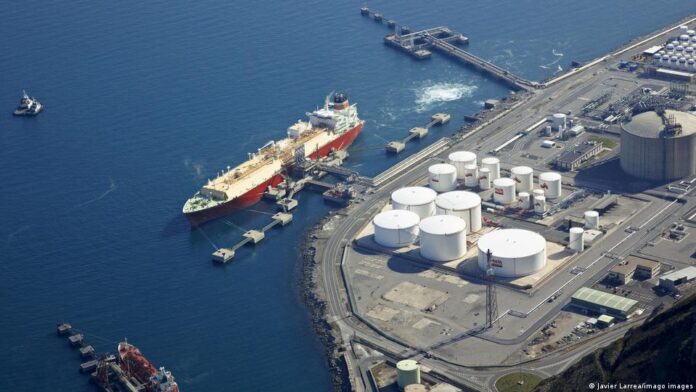 Газовий танкер LNG під час розвантаження в європейському порту