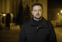 Володимир Зеленський під час вечірнього звернення біля ВР