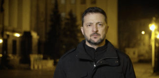 Володимир Зеленський під час вечірнього звернення біля ВР