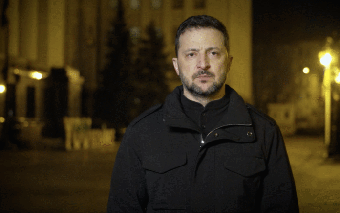 Володимир Зеленський під час вечірнього звернення біля ВР