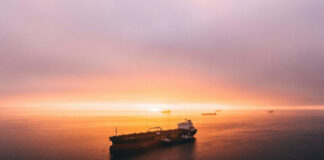 Танкер з російською нафтою дрейфує в океані