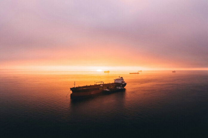 Танкер з російською нафтою дрейфує в океані