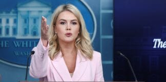 Прессекретарка Білого дому Керолайн Левітт під час брифінгу у Вашингтоні