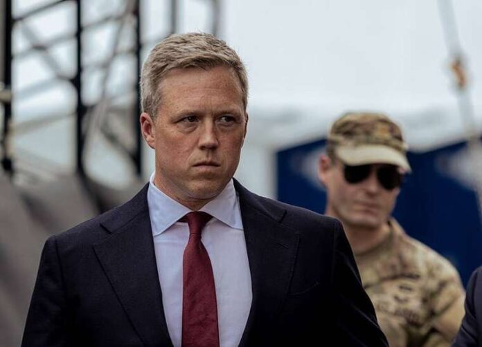 805038 Американський дипломат Деніел Дрісколл під час закритих переговорів