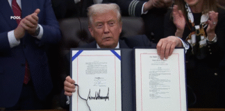 Дональд Трамп підписує законопроєкт про фінансування уряду США