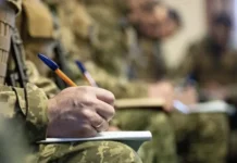 Український військовослужбовець підписує контракт на службу у ЗСУ