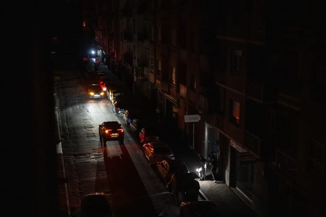 Місто України у вечірній час із частковими відключеннями світла