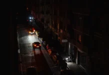 Місто України у вечірній час із частковими відключеннями світла