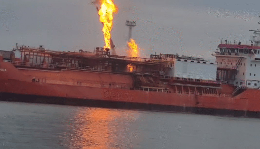 Пожежа на газовому судні після удару дрона поблизу узбережжя