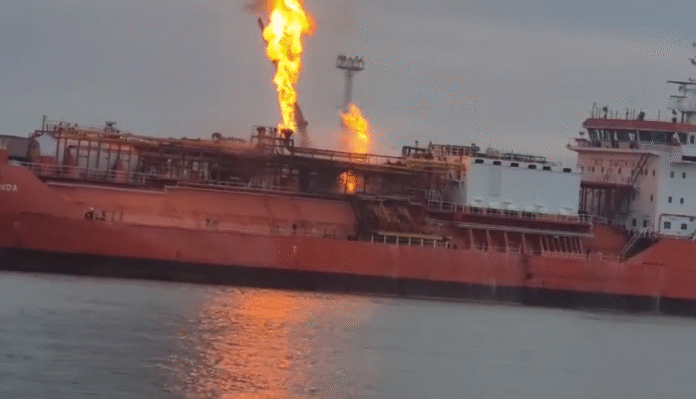 Пожежа на газовому судні після удару дрона поблизу узбережжя