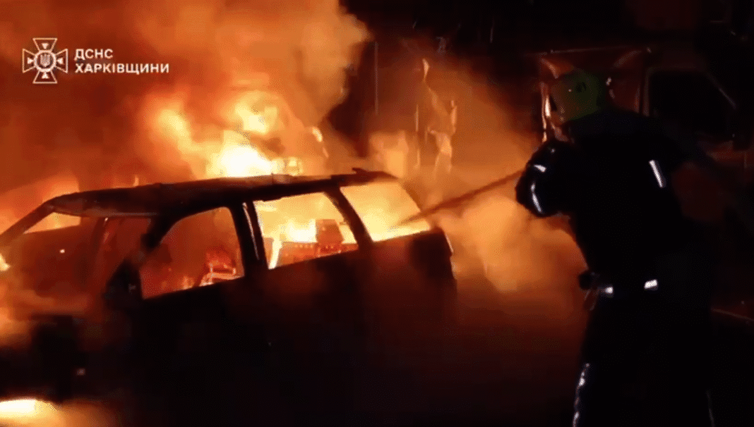 Рятувальники працюють біля зруйнованого підʼїзду дев’ятиповерхівки після удару дрона