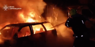 Рятувальники працюють біля зруйнованого підʼїзду дев’ятиповерхівки після удару дрона