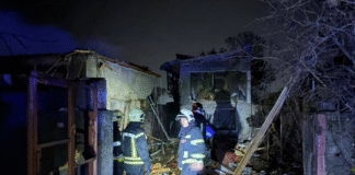 Пожежники гасять полум’я після атаки БпЛА по Одесі